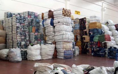 "Aiutiamo gli italiani in difficoltà" e invece rivendevano gli abiti usati all'estero
