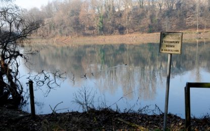 Cadavere di donna avvolto nel cellophane in un lago nel Milanese