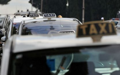 Roma, taxi abusivi a Fiumicino: sequestri e multe per 400mila euro