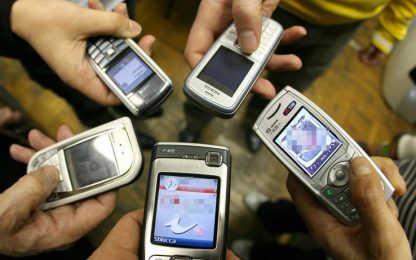 Allarme dell'Oms: i cellulari potrebbero causare il cancro
