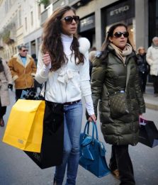 Consumi, in tempo di crisi si risparmia su vestiti e vacanze