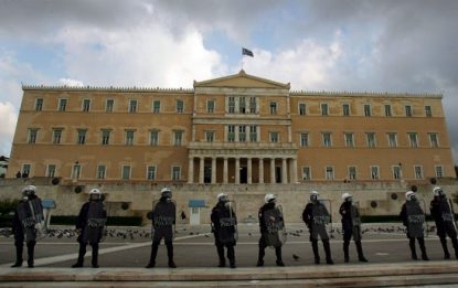 Grecia, scatta il piano anticrisi: pensioni congelate