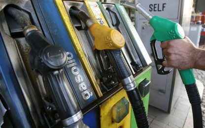 Benzina, nuovi rincari: Q8 vola oltre 1,42 euro al litro