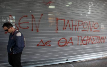 L’amara ricetta greca, congelati salari e pensioni