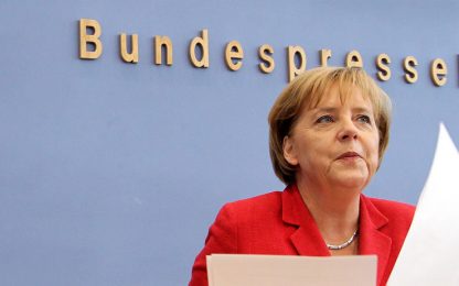 Merkel: "Siamo seduti su una polveriera"