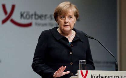 Merkel: "L'Italia rispetti gli impegni sul debito"