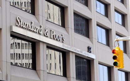 Standard & Poor’s declassa il debito della Spagna