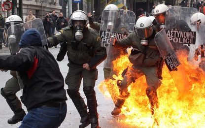 Grecia, scontri in piazza. E il governo perde pezzi