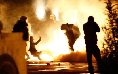 Guerriglia ad Atene: decine di feriti, edifici in fiamme