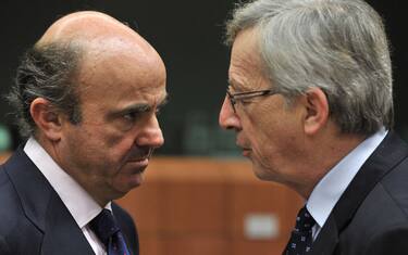 eurogruppo_juncker_de_guindos_mani_al_collo_getty_05