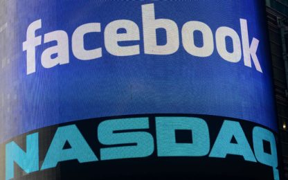 Facebook: il titolo crolla, bruciati 10 miliardi di dollari