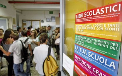 Crisi, mantenere un figlio a scuola costa 500 euro