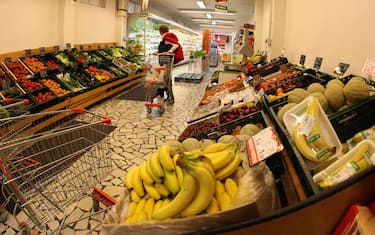 Crisi, gli italiani comprano sempre meno. Consumi -3%