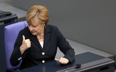 Ue, Parigi contro austerity. Merkel: Paesi facciano compiti