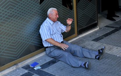Grecia, il pensionato simbolo della crisi trova benefattore