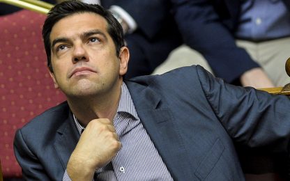 Grecia, Tsipras vara il rimpasto. Dal Bundestag ok al salvataggio