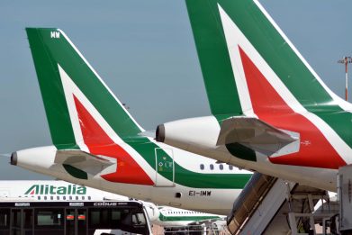 Palermo, volo Alitalia colpisce stormo di uccelli: nessun ferito