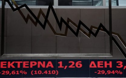 Atene, dopo oltre un mese riapre la Borsa: crollo del 16%