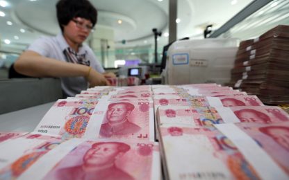 Cina svaluta lo yuan per rilanciare l’export. Borse in rosso