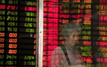 Crollano le Borse cinesi, Shanghai e Shenzhen perdono il 6%