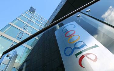 Alphabet (Google) batte Apple: è la società che vale di più 