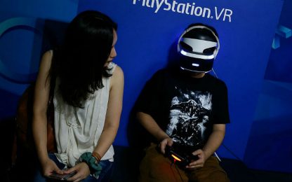 Realtà virtuale: Sony lancia la battaglia dei caschi