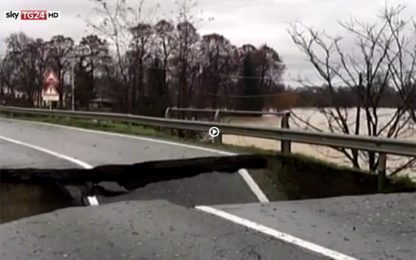 Maltempo, ecco il momento in cui è crollato il ponte di Saluzzo: VIDEO