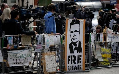 L'Ecuador concede l'asilo politico ad Assange. Ira di Londra