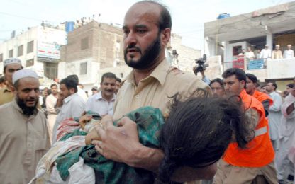 Pakistan, bici-bomba uccide tre persone