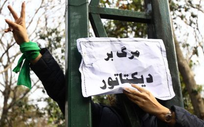 Iran, l'onda verde sfida il regime un anno dopo gli scontri
