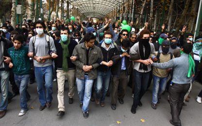 Iran, la polizia attacca migliaia di oppositori