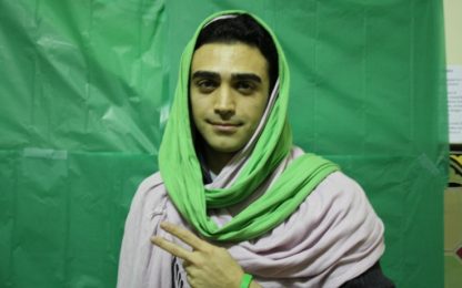 Iran, la protesta dei ragazzi in chador