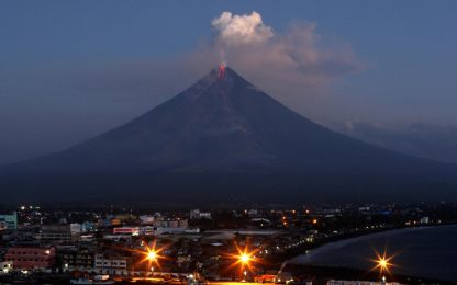 Filippine, il vulcano Mayon continua a fare paura