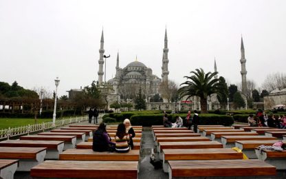 Istanbul, crolla palazzo di sei piani