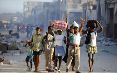 haiti_saccheggi_haiti_polizia_spara_saccheggiatori_prima