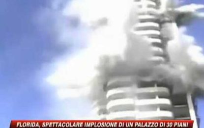 Florida, la spettacolare implosione di un grattacielo