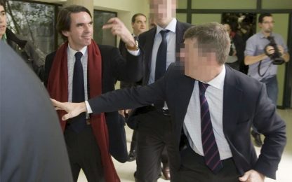 Lo chiamano "fascista" e Aznar risponde con un gestaccio