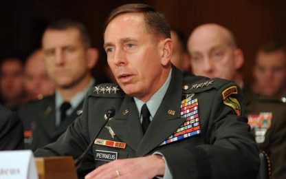 Il generale Petraeus a Kabul per prendere il comando