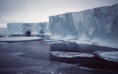 Iceberg gigante alla deriva nelle acque dell’Antartide