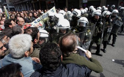 Grecia, pil in ribasso e tensione alle stelle