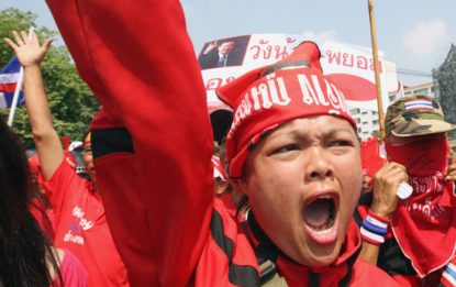 Tensione in Thailandia, camicie rosse assediano il governo