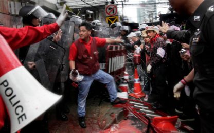 Bangkok, cinque granate contro il quartiere finanziario