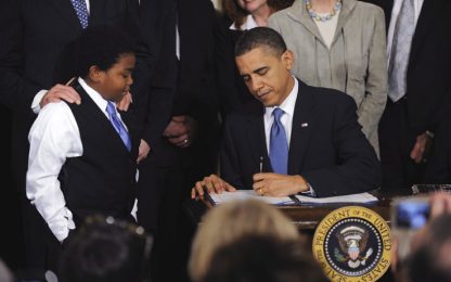 Sanità Usa, Obama firma la riforma: "Inizia una nuova era"