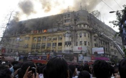 Calcutta, rogo in un palazzo provoca morti e feriti