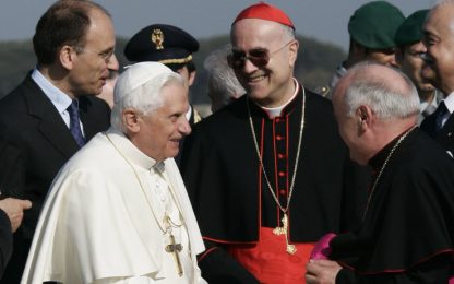 Pedofilia, Bertone: per il Papa un dolore molto grande