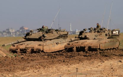 I tank israeliani si ritirano da Gaza