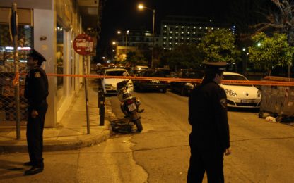 Atene, esplode una bomba: un morto e due feriti