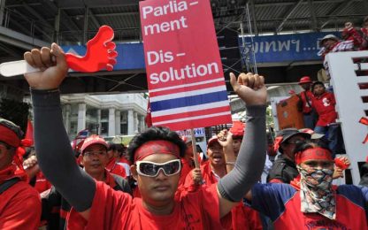 Thailandia, camicie rosse invadono il centro di Bangkok