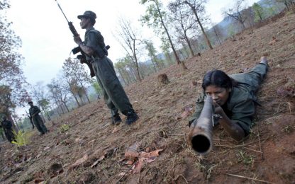 India, i guerriglieri maoisti fanno strage di poliziotti