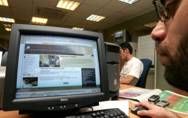 A Jordanian journalist serf the website of the uncle of Jordan's King Abdullah II prince Hassan bin Talal in Amman on Thursday June 5, 2008. Prince Hassan has launched
an Internet-based network aiming to fight cultural misunderstandings
between the Arab world and the West.
.(AP Photo/Mohammad abu Ghosh) 